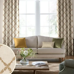 Pennorth, gardinstoff med ravfargede broderte ranker